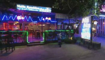 Шокирующий конец: двое погибли из-за оголенного провода во время наводнения в Хуахине.