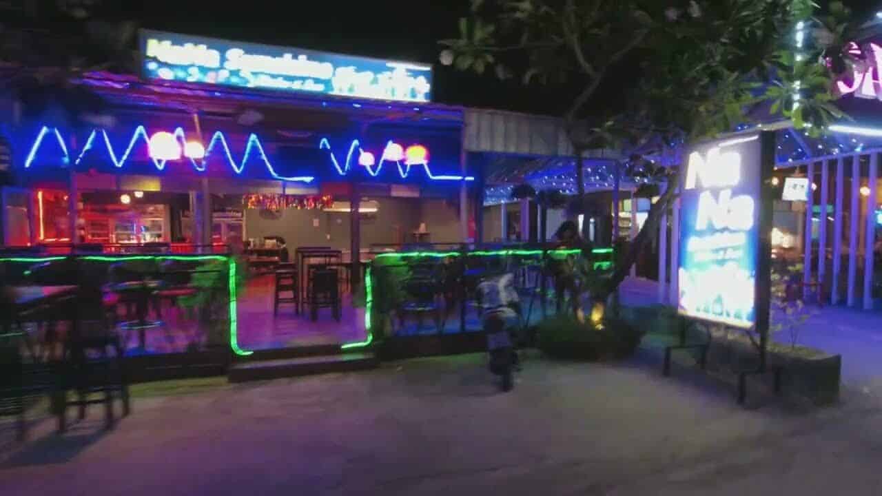 Шокирующий конец: двое погибли из-за оголенного провода во время наводнения в Хуахине.