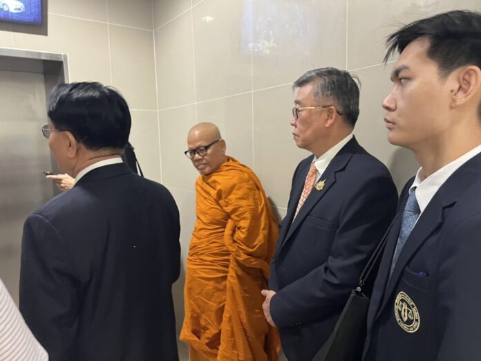 Эббот отрицает обвинения в хищении 300 миллионов батов из-за азартных игр