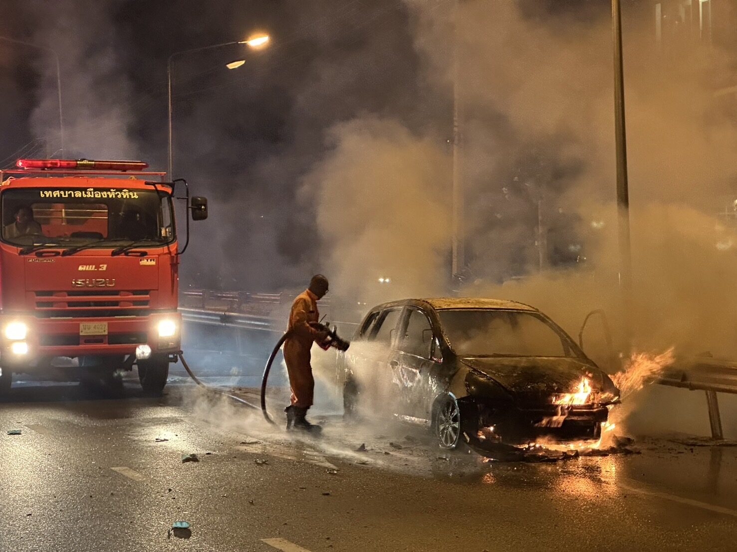 Honda Jazz была уничтожена при пожаре в Хуахине на Пхеткасем-роуд