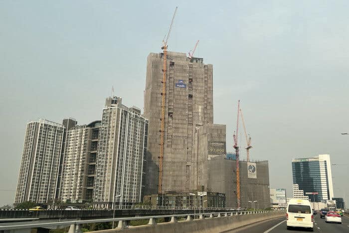 TCC установила официальные красные флаги на 13 высотных зданиях Бангкока