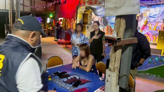 2 девочки-подростка спасены из караоке-бара "Чонбури", где занимались проституцией