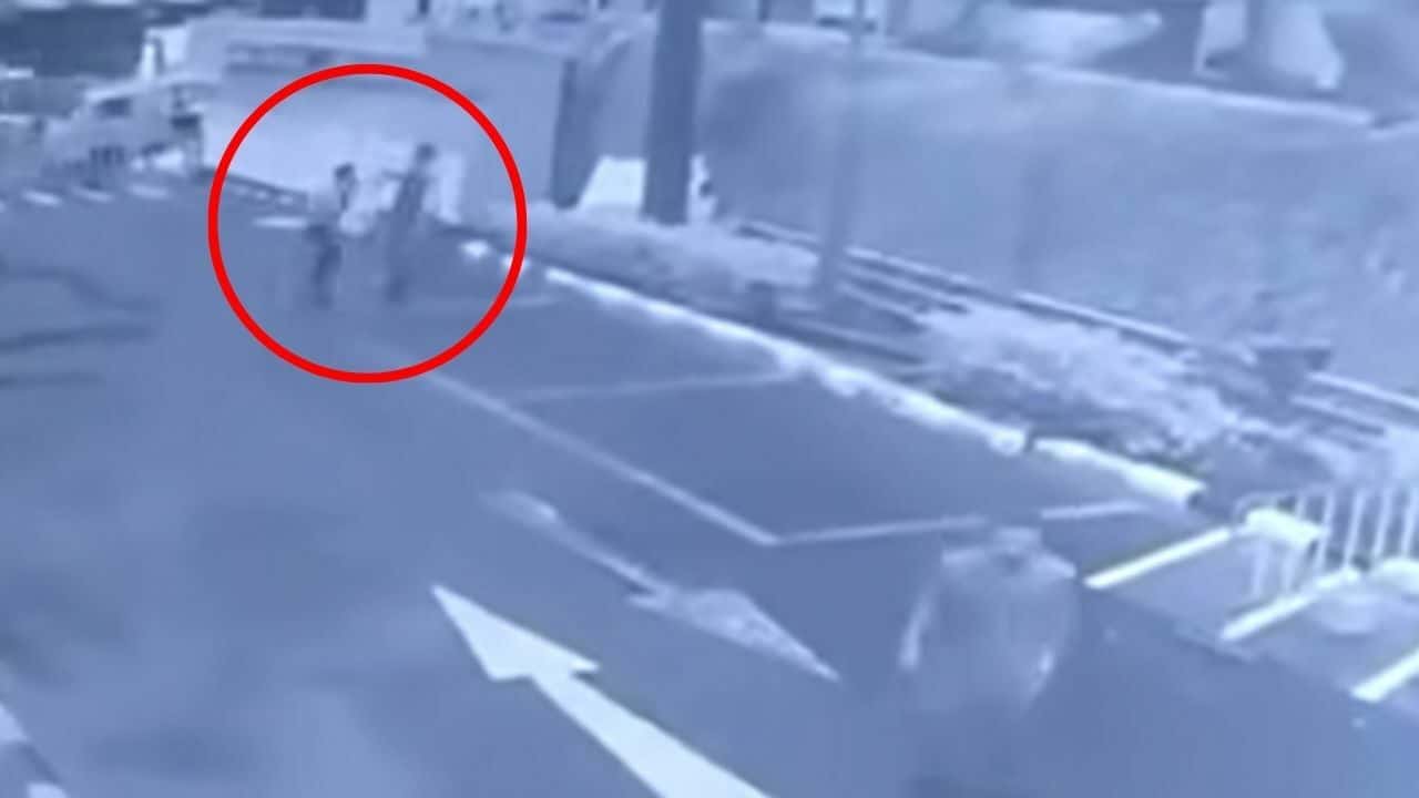 2 иностранца напали на 2 охранников Пхукета после публичного спора о мочеиспускании