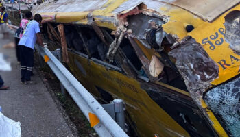 2 человека погибли, 13 получили ранения в результате того, что водитель автобуса заснул