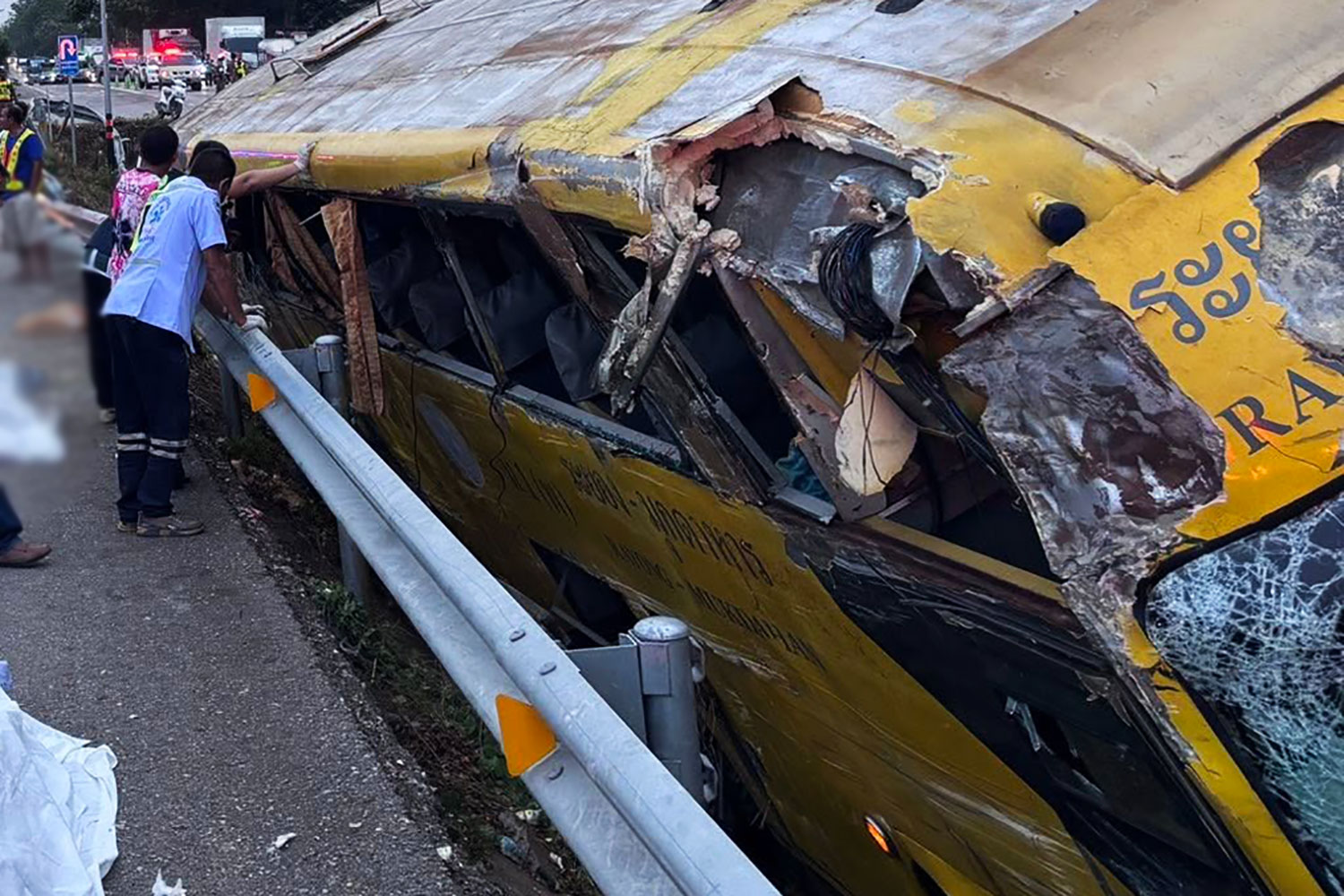 2 человека погибли, 13 получили ранения в результате того, что водитель автобуса заснул