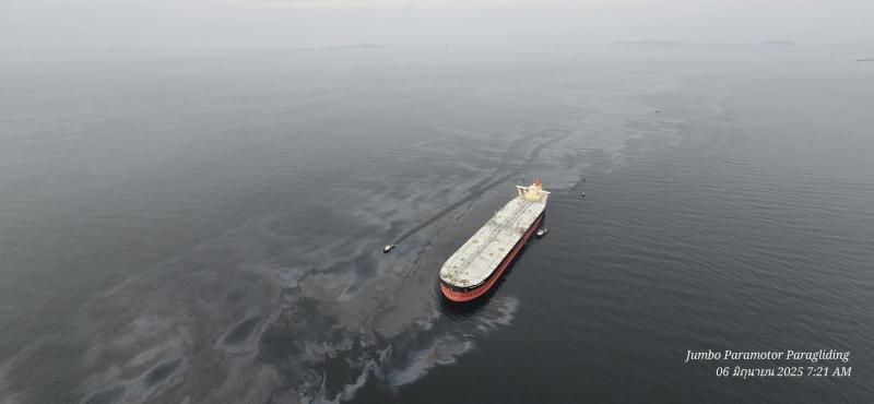 20 тонн сырой нефти в водах Чонбури