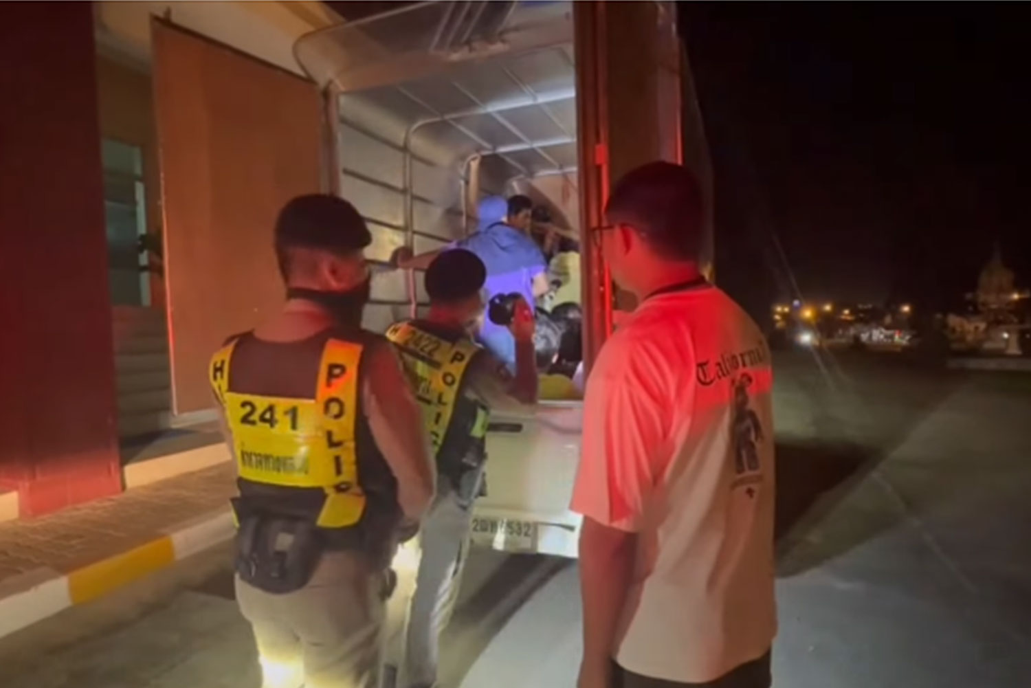 26 незаконных мигрантов найдены запертыми в пикапе