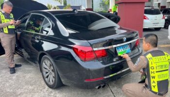 BMW с аукционными номерами и поддельными документами изъяли у водителя