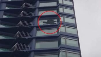 Австралийский мужчина разбивает окно и выбрасывает предметы из гостиницы в Паттайе