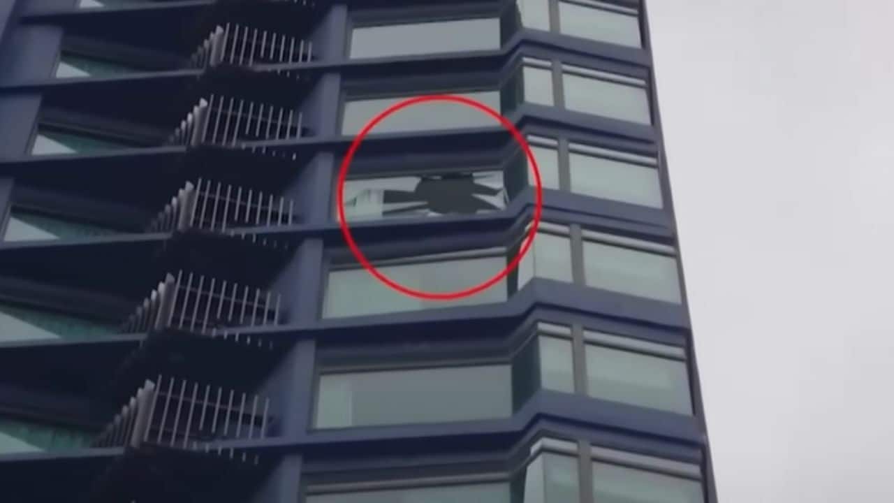 Австралийский мужчина разбивает окно и выбрасывает предметы из гостиницы в Паттайе