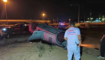 Автомобиль перевернулся на шоссе Паттайи; водитель и пассажиры избежали травм