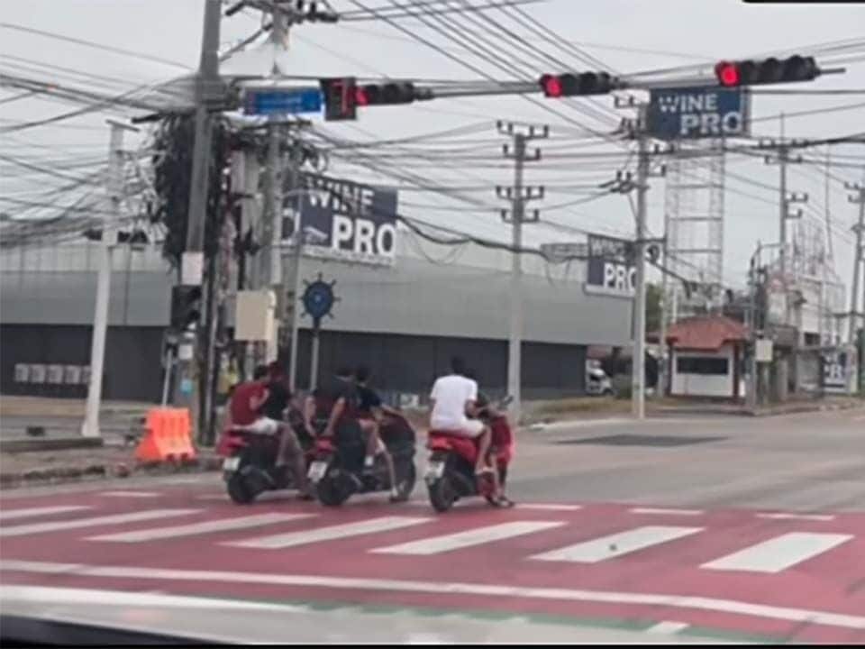 ‘Арабские гонщики" возвращаются: дневной уличный хаос снова сотрясает Паттайю