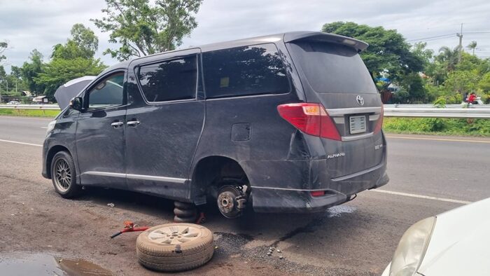 Большая яма на дороге Чок Чай-Дет Удом причиняет ущерб транспортным средствам