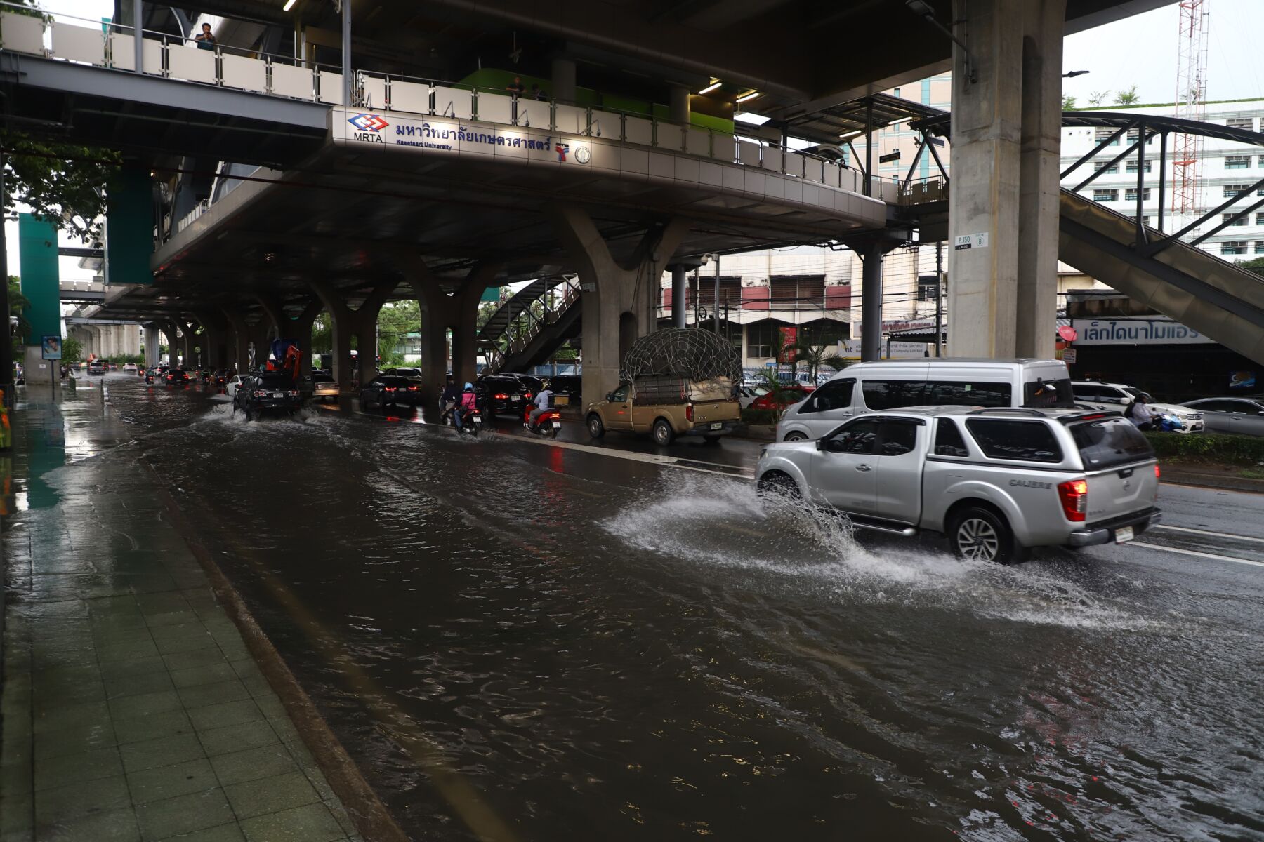 Больше дождя: Гроза и ливни продолжают обрушиваться на Таиланд