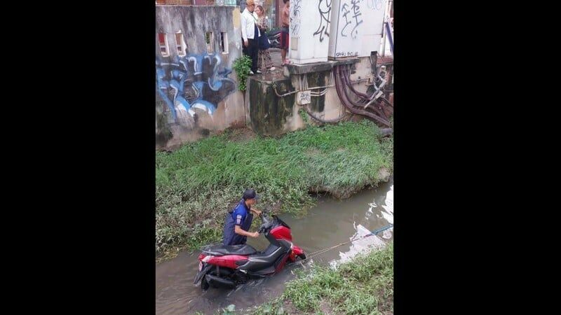 Британский турист спасен после того, как мотоцикл упал в канал Патонг