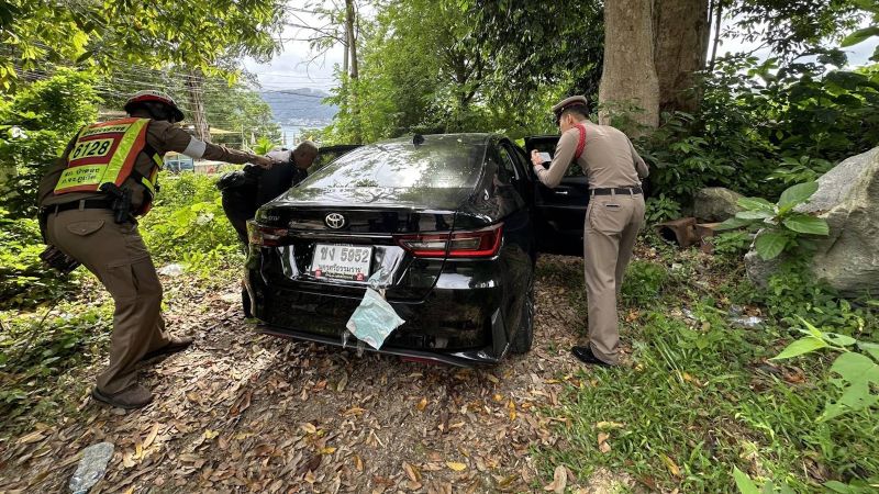 Брошеную машину с заклеенными номерами нашли на дороге к пляжу Парадайз