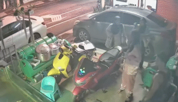 Быстро сообразительные случайные прохожие помогают молодым женщинам в опасности