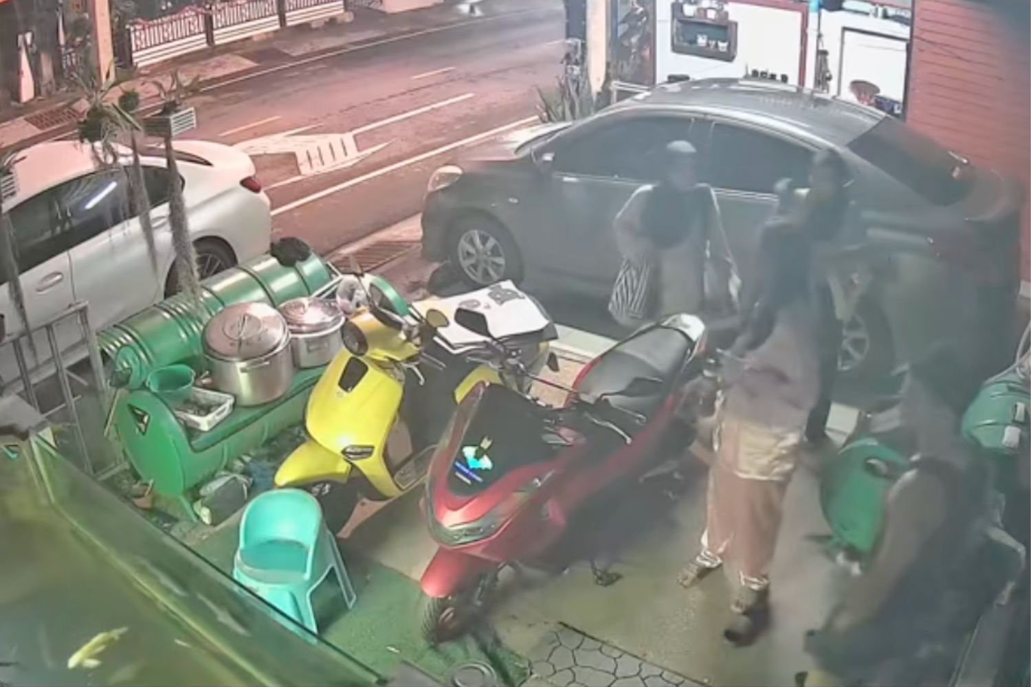 Быстро сообразительные случайные прохожие помогают молодым женщинам в опасности