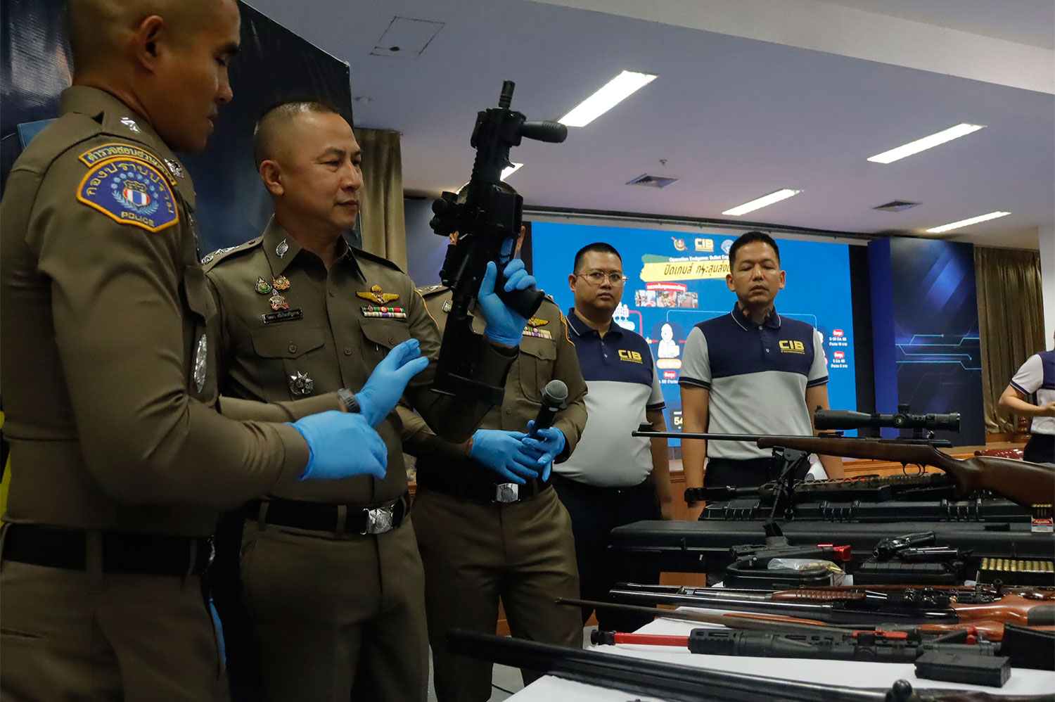 В борьбе с распространением оружия подозреваются 12 человек