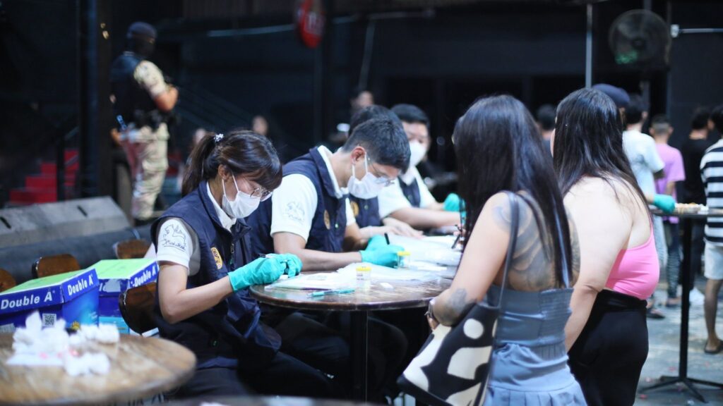 В полиции Накхонпатха произошли кадровые перестановки после незаконного рейда в ночной клуб