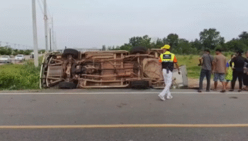 В Прачинбури в результате столкновения цементовоза со школьным фургоном пострадали 20 человек