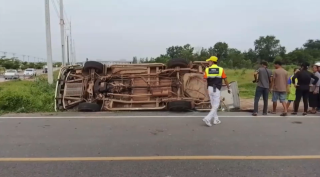 В Прачинбури в результате столкновения цементовоза со школьным фургоном пострадали 20 человек