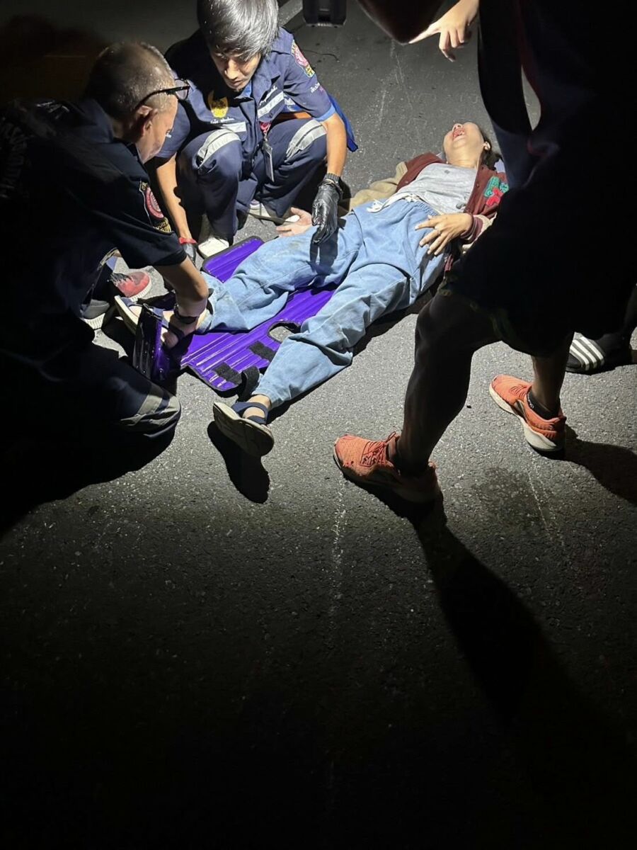 В результате дорожно-транспортного происшествия в Лопбури женщина получила перелом ноги