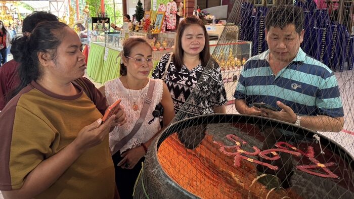 Верующие стекутся в уезд Айуттайя для получения благословений перед лотереей