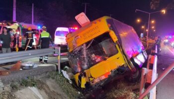 Водитель заснул, что привело к смертельной аварии автобуса Районг-Сураттхани