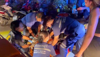 Водитель наехал на пьяного шведа, лежащего на земле в ночной жизни Паттайи