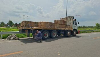 Водитель пострадал при падении бумажных коробок с грузовика в Чаченгсао