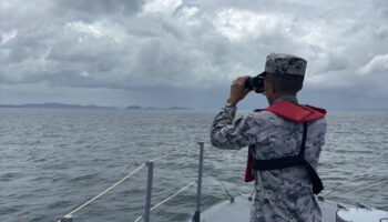 Военно-морской флот разыскивает британца, который упал с яхты у берегов Пхукета