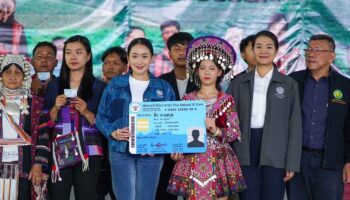 'Восторженный' премьер-министр раздает национальные удостоверения личности этническим меньшинствам