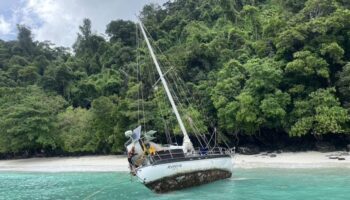 Выброшенную на берег яхту обнаружили на Пхи-Пхи