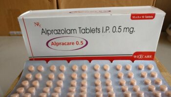 Высокопоставленный полицейский-медик, связанный с мошенничеством с наркотиками среди призрачных пациентов