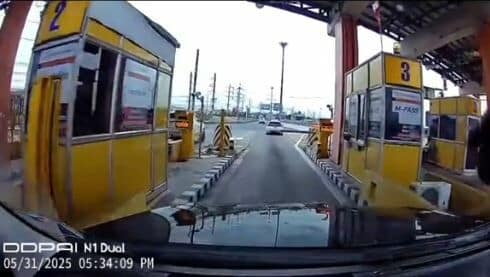 Геккон обвинен в том, что касса взимания платы за проезд врезалась в машину в хаосе в Чаченгсао (видео)