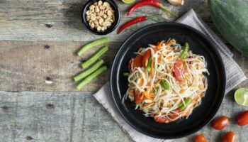 Глобальное сражение салатов: от силы папайи до маринованного хруста