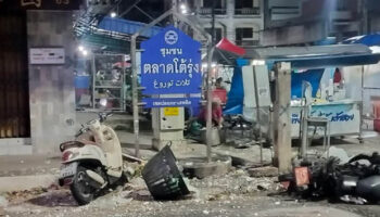 Две бомбы взорвались в центре Паттани, третья обезврежена