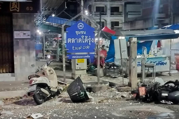 Две бомбы взорвались в центре Паттани, третья обезврежена