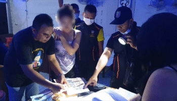 Две мадемуазели караоке-салонов арестованы за занятие проституцией с несовершеннолетними в провинции на юге Таиланда.