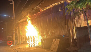 Двое погибших при пожаре на складе в Нонг Кхаэме
