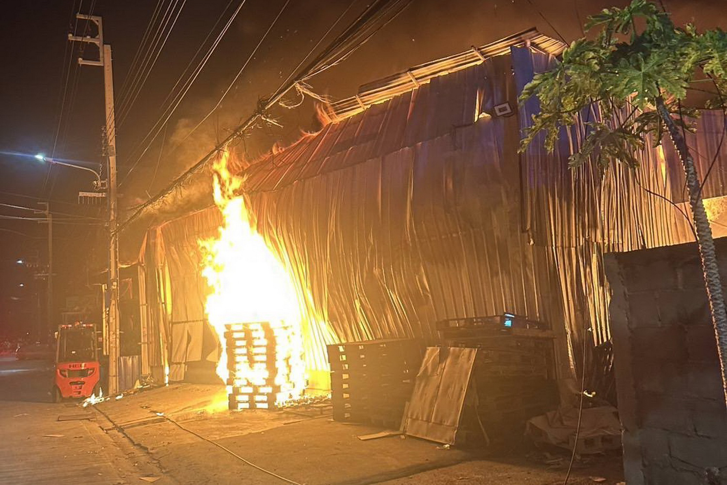 Двое погибших при пожаре на складе в Нонг Кхаэме