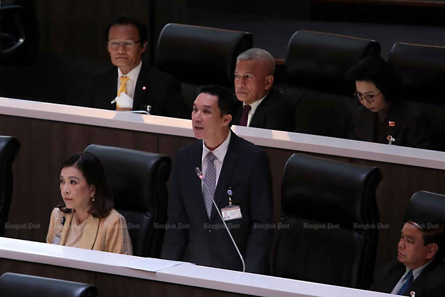 Дебаты по законопроекту о казино-комплексе отложены на один месяц