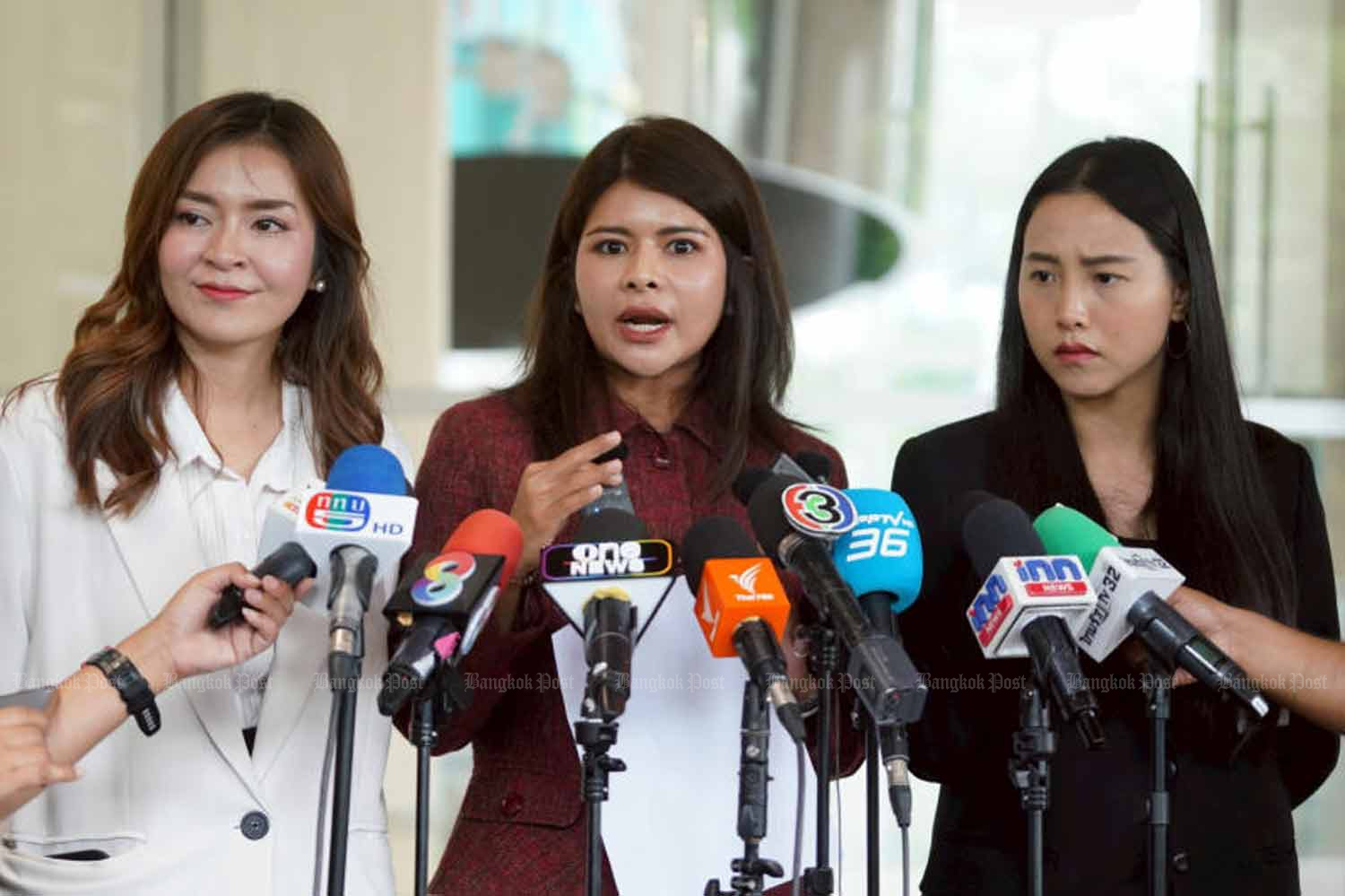 Депутаты задаются вопросом об источнике "выброса" B12m советником телекоммуникационного регулятора