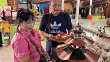 Женщина выиграла 190 000 бат в лотерее после посещения храма