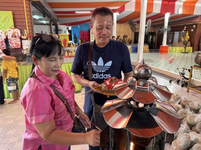 Женщина выиграла 190 000 бат в лотерее после посещения храма