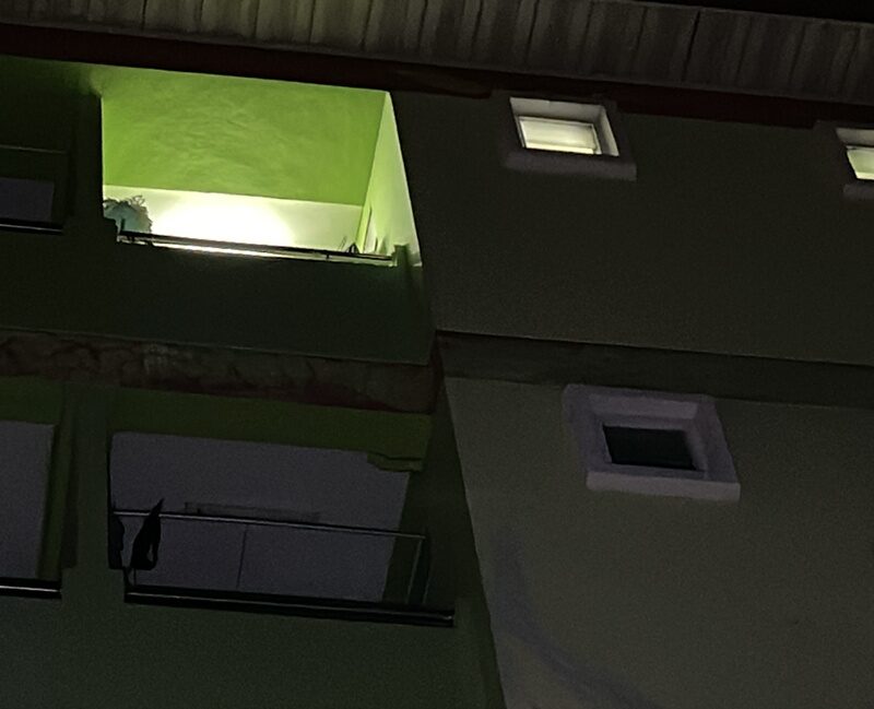 Женщина найдена мертвой после падения с здания в Патум Тани