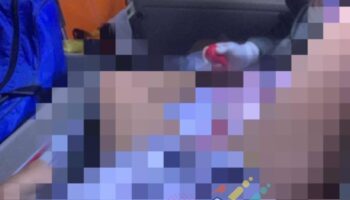 Женщина рожает в спасательной машине с регистрационным номером на глазах у общественности