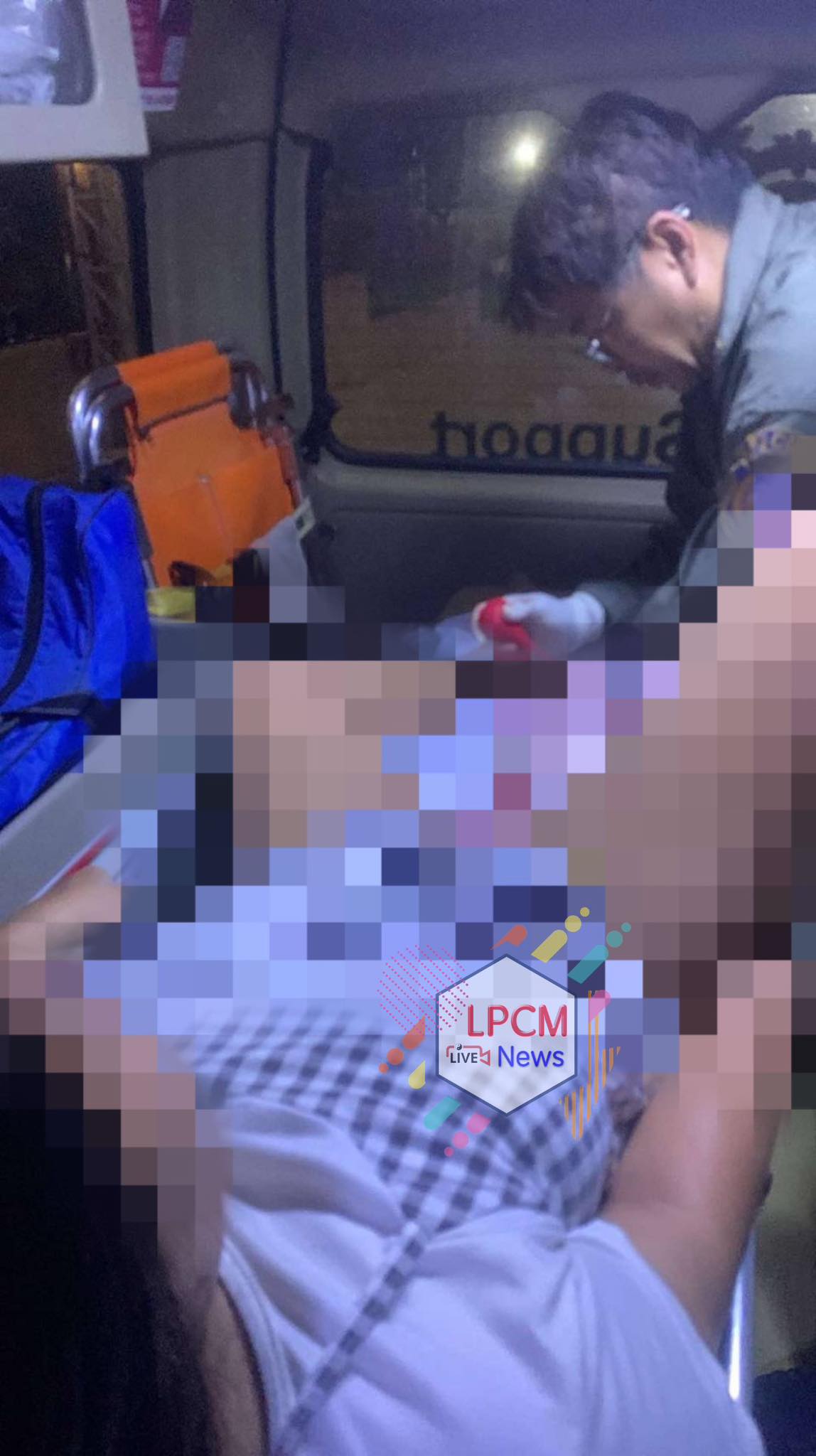 Женщина рожает в спасательной машине с регистрационным номером на глазах у общественности