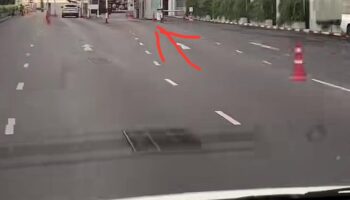 Женщина страдает после шока от машины по выдаче парковочных билетов в торговом центре